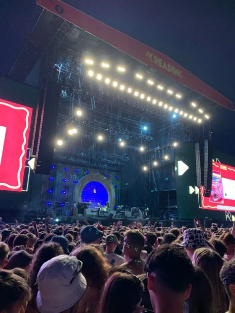 School Festival Aesthetic, Leeds Festival Aesthetic, Pick Pose, Reading Festival Aesthetic, Reading And Leeds Festival, Leeds Festival, Festival Aesthetic, Vision Board Examples, Aesthetic London