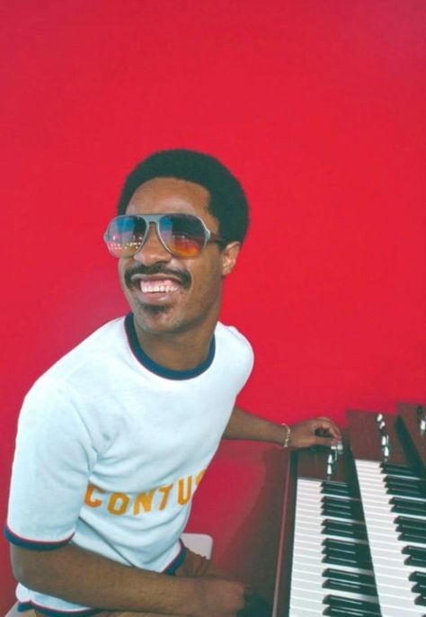 40 Fabulous Photos of Stevie Wonder in the 1970s ~ Vintage Everyday Wearing Sunglasses, Black Music, Stevie Wonder, Soul Music, Music Icon, Music Legends, All Music, Cultura Pop, New Classic