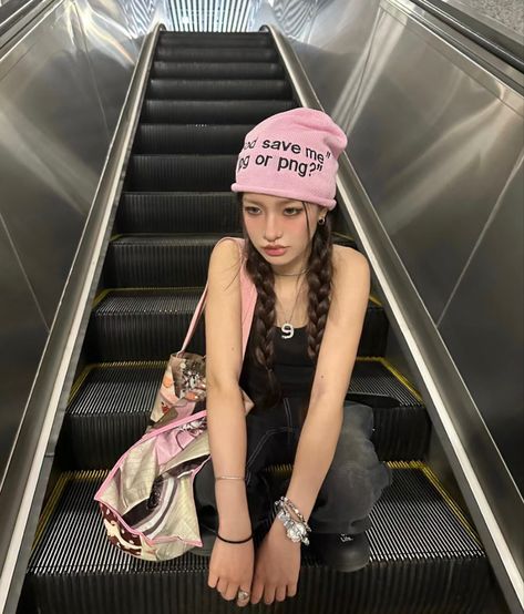 Cute Beanies Outfits, Pink Beanie Outfit, Beanie Outfit Ideas, Sanrio Barbie, Asian Streetwear Fashion, Pink Hat Outfit, Pink Stairs, 2000s Juicy Couture, Loose Socks