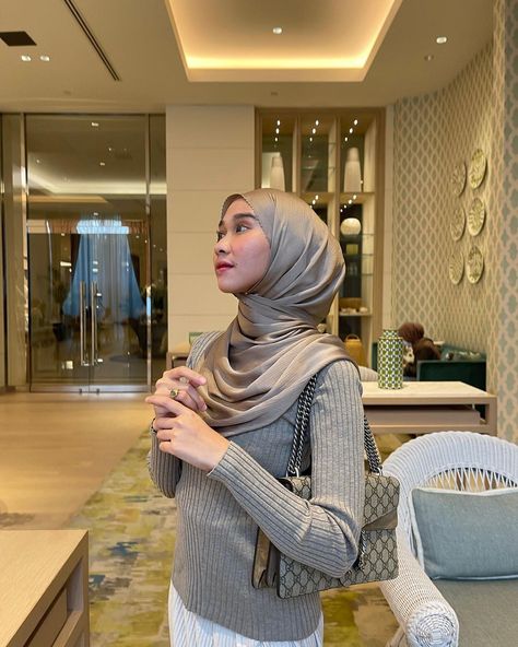 Ootd Pashmina Silk, Daily Fits, Pashmina Silk, Clean Fashion, Idea Room, Modest Fits, Pose Idea, Simple Fits, Silk Outfit