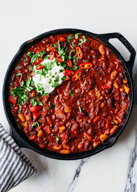 The Ultimate Vegan Chilli Chilli Sin Carne Recipe, Bean Chilli Recipe Vegetarian, Mixed Bean Chilli, Veg Chilli Recipe, Vegetarian Chilli Recipes, Chilli Party, Vegetable Chilli Recipe, Veggie Chilli Recipe, Vegetarian Chilli Con Carne