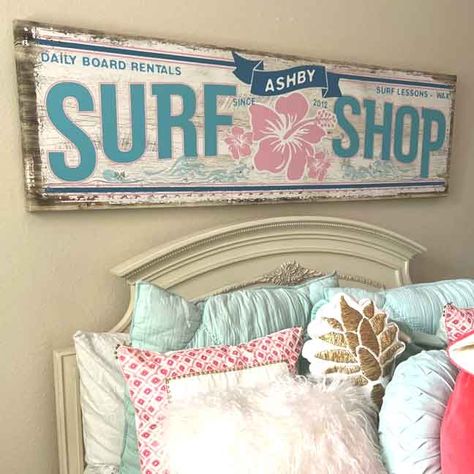 Display this coastal wall decor with pride! Our surf wall decor gives off all the beachy bedroom vibes! Tailor Made Canvases realistic vintage surf decor is perfect for anyone who is into surfing and surfboard decor and we can personalize it just for you. The details matter on this sign! Fun Faux beachy style wood texture that is printed on canvas or brushed metal to give the illusion of real distressed wood. NOTE: Measure your space carefully with a tape measure. We are not responsible for the Vintage Beach Room Decor, Costal Country Bedroom, Beachy Wall Art Bedroom, Surfer Chic Bedroom, Beach Bed Rooms, Surfing Bedroom Ideas, Beach Bedroom Inspirations, Beach Bedroom Wall Decor, Beach Decor For Bedroom