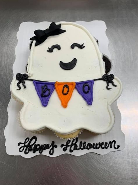 Ghost Cupcakes Cake, Fall Cakes Decorating, Halloween Cupcake Cake, Cute Halloween Cakes, Halloween Cakes Easy, Pull Apart Cupcake, Postres Halloween, Ghost Cupcakes, Ghost Cake