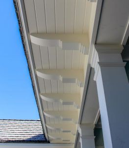 Architects and builders can now specify a PVC soffit system that replicates details of traditional timber-framed Coastal-style roofs. Soffit Decor, Roof Soffits, Soffit Ideas, Exposed Rafter Tails, Roof Trim, Exposed Rafters, Roof Ideas, Craftsman Exterior, Beach House Interior