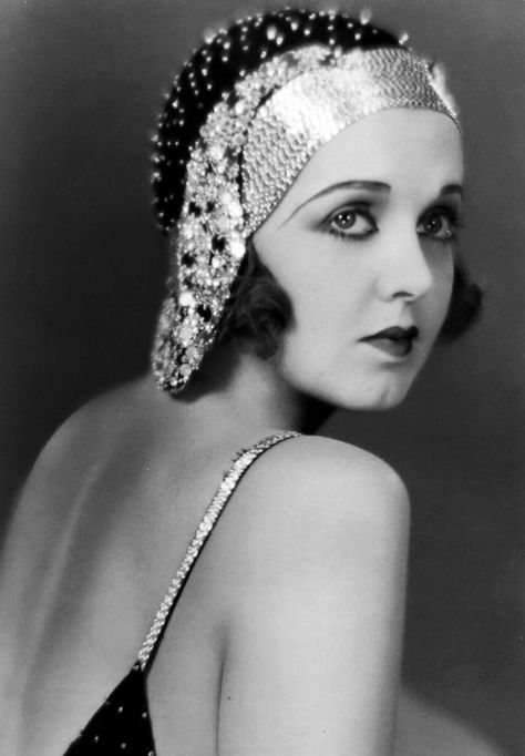 Actress Irene Delroy showing dramatic eyebrows. 1920s Makeup, Style Année 20, 1920s Hair, 1920 Fashion, Emily Deschanel, Poppy Delevingne, Flapper Girl, 20s Fashion, Flapper Style