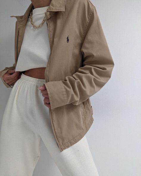 Beige Windbreaker Outfit, Polo Jacket Outfits Women, Beige Jacket Outfit Aesthetic, Polo Jacket Outfits, 90s Jacket Outfits, Nanin Vintage, Beige Jacket Outfit, Vintage Jacket Outfit, Filter Foodie