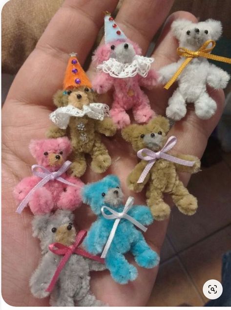 Teddy Bear Pipe Cleaner, Bear Pipe Cleaner, Crochet Tiny Bear, Pipe Cleaner Teddy Bear How To Make, Chenille Crafts Diy, Pipecleaner Animals How To Make, Pipecleaner Bear, Pipecleaner Animal, Pipe Cleaner Bear Tutorial