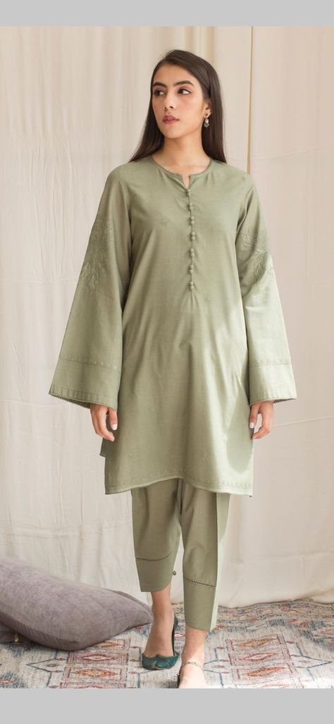 Plain Dress Designs Pakistani, Pakistani Kurta Designs, Simple Dress Casual, Simple Kurta Designs, Trendy Shirt Designs, Pakistani Fashion Casual, Stylish Short Dresses, Pakistani Dresses Casual, Salwar Kamiz