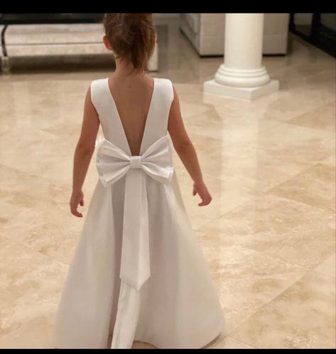 Classy Flower Girl Dress, Junior Bridesmaid Dresses White, Flower Girl Dresses White, Simple Flower Girl Dresses, Flower Girl Dress White, Girl Wedding Dress, Girl Dress White, Sleeveless Flower Girl Dresses, Girls Ball Gown