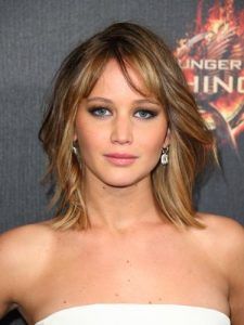 10 Hairstyles that Make You Look 10 Pounds Thinner - Williamson Source Hairstyle Highlights, Jennifer Lawrence Hair, Dark Blonde Hair Color, Celebrity Hair Colors, Hot Hair Colors, Layered Hairstyles, Celebrity Hair, Hair Styles 2014, Dark Blonde Hair