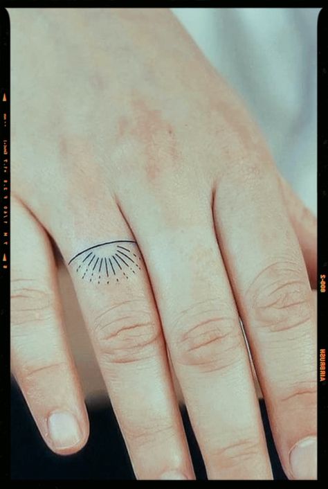 Sunset Tattoo Finger, Sunrise Hand Tattoo, Sunrise Sunset Tattoo Simple, Triangle Sun Tattoo, Rising Sun Finger Tattoo, Sunrise Finger Tattoo, Sun Ring Tattoo, Tiny Sunrise Tattoo, Moon Ring Tattoo