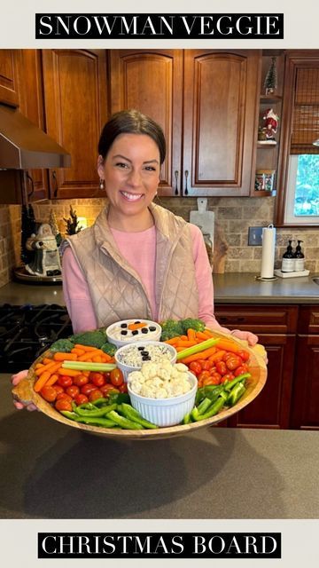 Tara Panasiuk on Instagram: "Snowman Charcuterie Veggie Tray ☃️ Comment “SNOWMAN” for the tray and dishes used here 🖤

We made this last year for a holiday party and it was so well loved amongst the guests! You can set out your favorite veggies and dips, snowman style 🤗🎄 

Hope you enjoy!

#christmasfood #christmasvibes #christmasideas #entertainingathome" Veggie Dips, Christmas Veggie Tray, Veggie Board, Christmas Dip, Diy Santa, John Williams, Holiday Party Foods, Veggie Dip, Charcuterie Recipes