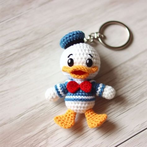 Cute Crochet Panda Keychain: A Delightful Amigurumi Project Crochet Donald Duck, Crochet Medal, Disney Crochet Patterns Free, Mini Crochet Ideas, Keychain Crochet Free Pattern, Crochet Keyring Free Pattern, Chain Crafts, Duck Keychain, Duck Crafts