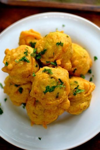 Batata Vada - (Indian) Deep fried mashed potato and spices in batter Side Foods, Batata Vada, Desi Street Food, Wholesome Stuff, Mumbai Street Food, Plantbased Recipes, Pakora Recipes, Fritter Recipes, Indian Street Food