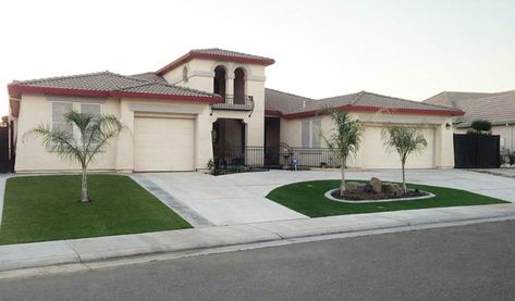 U shaped driveway U Driveway, Horseshoe Driveway Ideas Front Yards, U Shape Driveway Landscaping, Circle Driveway Landscaping, Circle Driveway, Brick Driveway, Chitre, Driveway Design, Driveway Landscaping