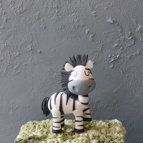 Zebra Fondant Tutorial, Zebra Polymer Clay, Zebra Fondant, Zebra Cake Topper, Animal Cupcakes Easy, Bug Birthday Cakes, Noahs Ark Cake, Anniversary Plans, Safari Cakes