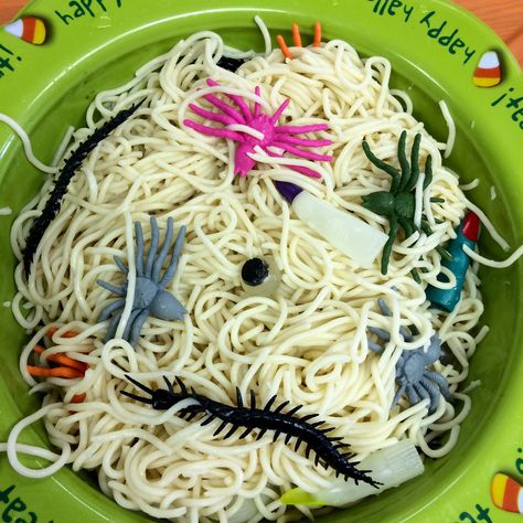 Spaghetti Halloween Game, Blindfold Games, Bowl Of Spaghetti, Halloween Party Activities, Cold Noodles, Halloween Event, Halloween Games, Kids Halloween, Party Activities