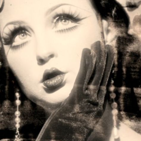 Lindsey Ruth on Instagram Pretty Black And White Aesthetic, Lindsey Ruth Photography, Beestung Lips 1920s, 1920s Singer Aesthetic, Vintage Art Black And White, Vintage Actress Aesthetic, Paintings Aesthetic Vintage, Black And White Portrait Photography Faces, 20s Pictures