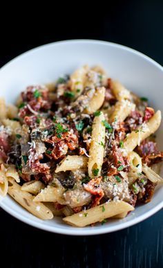 Chorizo, sun-dried tomatoes, portobello mushrooms, and plenty of garlic make this pasta dish a winner. Chorizo Sundried Tomato Pasta, Pasta Chorizo Recipes, Miracle Pasta, Recept Pasta Oven, Chorizo Pasta Recipes, Soy Chorizo, Chorizo Pasta, Vegan Chorizo, Chorizo Recipes