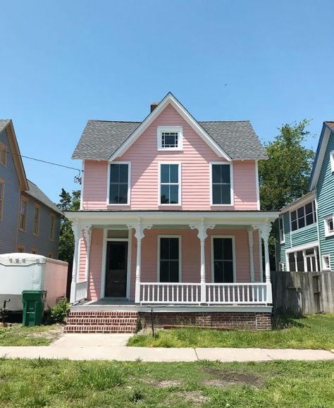 Pink House Exterior, Pink Beach House, Florida Beach Homes, Vintage Cottage Style, Beach House Decor Coastal Style, Young House, Young House Love, The Beach House, Pastel House