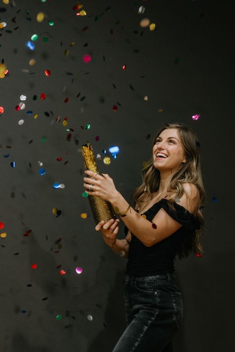 Confetti blaster, birthday girl Birthday Photoshoot Confetti, Confetti Picture Ideas, Confetti Popper Photoshoot, 1 Year Business Anniversary Photoshoot, Nye Photoshoot Ideas, Event Photography Ideas, Hair Salon Pictures, Birthday Portraits, Business Anniversary