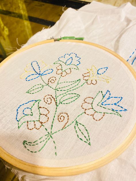 Steach running flower n more Running Stitch Embroidery Design Simple, Stem Stitch Design, Steam Stitch, Running Stitch Embroidery Design, Basic Embroidery, Beautiful Art Paintings, Basic Embroidery Stitches, Hand Embroidery Projects, Easy Video