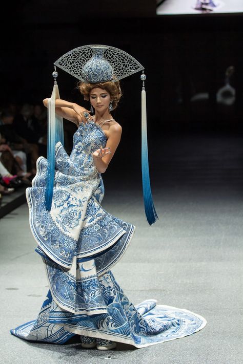 Guo Pei 2023, Gui Pei, Guo Pei, Laguna Blue, Night Fashion, Arabian Night, Conceptual Fashion, Handheld Fan, Weird Fashion