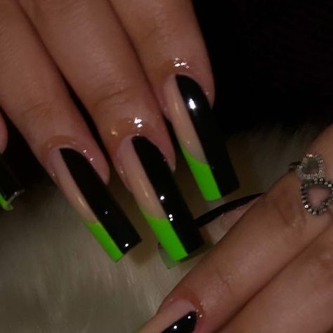 Shego Acrylic Nails, Shego Nails Design, Shego Nail Design, Green And Black French Tip Nails, Green Halloween Nails Acrylic, Green And Black Nail Ideas, Lime Green Halloween Nails, Hunter Green Nails Acrylic, Green Halloween Nail Designs