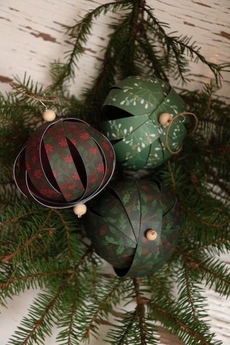 Vika Papper Jul, Paper Crafts Ideas, Jul Diy, Diy Christmas Decorations For Home, German Christmas Markets, Sustainable Christmas, Diy Christmas Decorations, Christmas Blessings, Old Fashioned Christmas