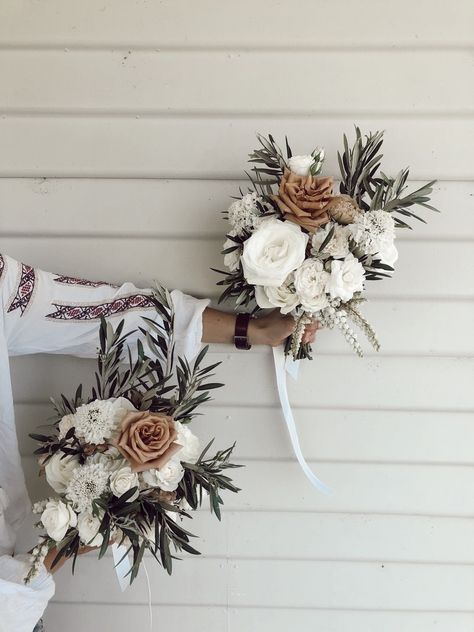 White And Rust Wedding Bouquet, September Wedding Bouquets Simple, Early Fall Bouquet, Brown And White Bouquet, White And Brown Flowers Bouquet, Brown Flower Bouquet, White Rustic Bridesmaid Bouquet, Toffee And White Bridal Bouquet, Wedding Flower Arrangements Fall