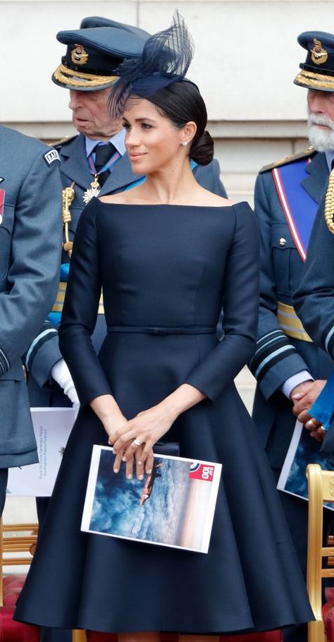 Rachel Zane, Royal Wardrobe, Meghan Markle Outfits, English Royalty, Meghan Markle Style, Icon Style, Celebrities Fashion, Estilo Real, Olive Dress