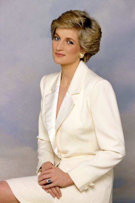 SHE was the world’s most famous woman, never out of the spotlight. Yet Princess Diana rarely spoke on the record to her adoring public. Little wonder the words she did leave behind are now treated with such reverence. It would be her 60th birthday on July 1 but, of course, she never lived to see […] Princess Diana And Charles, Prins William, Princess Diana Fashion, Princess Diana Family, Princess Diana Photos, Princess Diana Pictures, Prinz Harry, Princes Diana, Diana Fashion