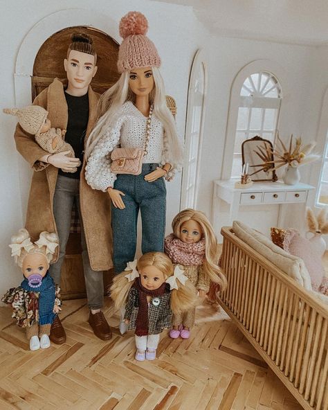 i s l a s d o l l h o u s e on Instagram: “Happy Valentine’s on this cold and rainy day!! 🤍🤍” Pregnant Barbie, Barbie Dolls Diy, Barbie Family, Doll Family, Barbie Life, Super Cute Animals, Foto Poses, Barbie Fashionista, Barbie Diy