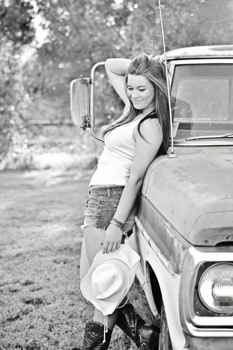 Truck Senior Pictures, Car Senior Pictures, Senior Year Pictures, Portrait Photography Tips, Country Senior Pictures, Wilde Westen, Old Truck, Old Pickup, Looks Country