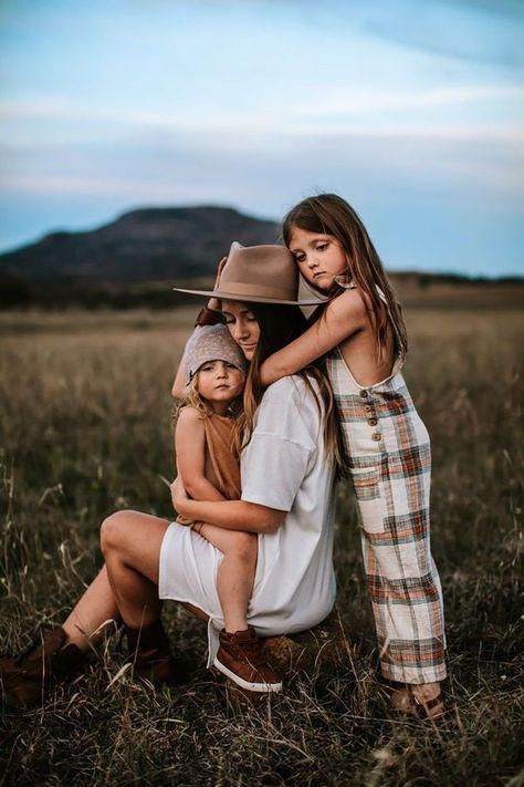 Fall Photoshoot Family, Country Photoshoot, Family Photography Outfits, Photoshoot Outfit Ideas, Mommy And Me Photo Shoot, Toddler Photoshoot, Family Photoshoot Poses, Fall Family Portraits, Family Portrait Poses