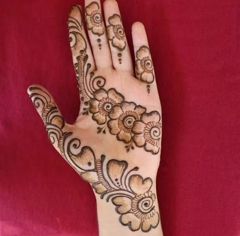 Mahandi Desgin Easy And Simple, Simple Mehandi Front Hand, Arab Mehndi, Front Mehndi, Arabic Mehandi, Beautiful Simple Mehndi Design, Simple Mehandi, Simple Arabic Mehndi Designs, Beginner Henna Designs