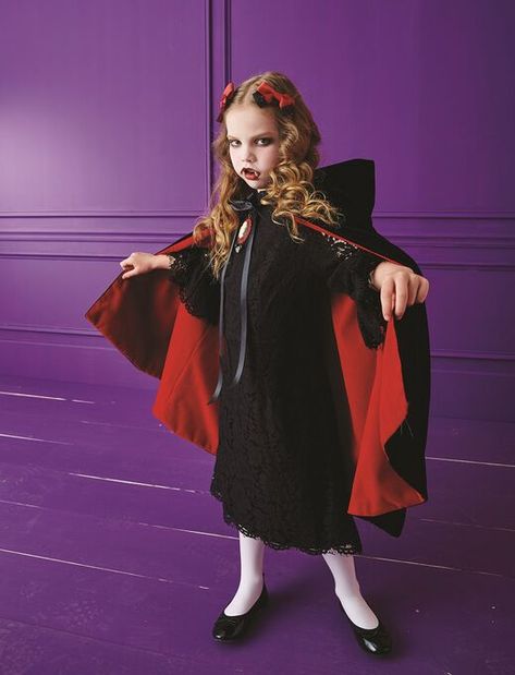 Kids Vampire Costume - DIY Halloween Costume Diy Vampire Costume, Kid Vampire, Vampire Costume Kids, Diy Vampire, Girls Vampire Costume, Vampire Costume Diy, Diy Halloween Costumes For Girls, Diy Girls Costumes, Diy Fantasia