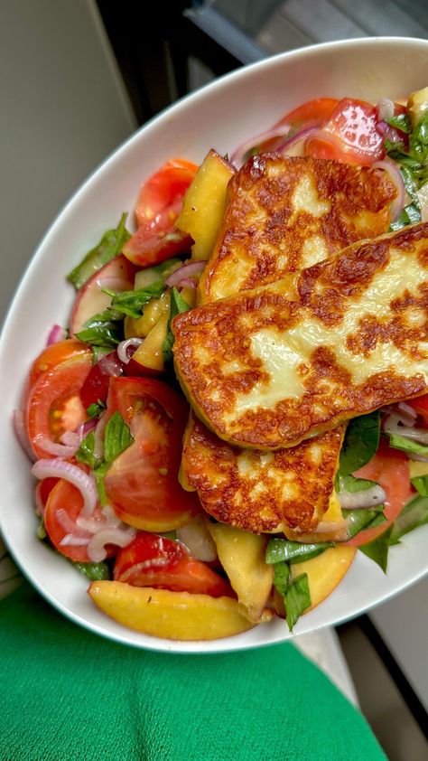 Conor Curran | 🍅HALLOUMI, TOMATO & PEACH SALAD🍅 Welcome to Day 16 of 20 Days of Christmas Recipes where I show you a light but punchy salad that hits… | Instagram Halloumi Peach Salad, Summer Recipes For Hot Days, Hallumi Recipes Salad, Halloumi Meals, Salad Halloumi, Halloumi Tomato, Halloumi Bowl, Halloumi Recipes, Peach Caprese Salad