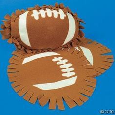 Sport Themed Crafts, Sew Blankets, Football Pillow, Tie Pillows, Fleece Crafts, Football Pillows, Fleece Projects, No Sew Blankets, Football Crafts