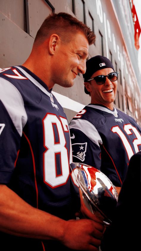 Tom Brady And Rob Gronkowski, Tom Brady Wallpaper New England Patriots, New England Patriots Aesthetic, Tom Brady Aesthetic, Rob Gronkowski Wallpaper, Nfl Aesthetic, Tom Brady Wallpaper, Jersey Drawing, Tom Brady Football