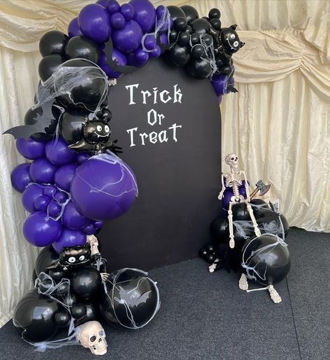 Halloween Balloon Installation, Halloween Chiara Backdrop, Halloween Ballon Decor, Halloween Balloon Decor, Halloween Balloon Arch, Rip 20s, Halloween Entertainment, Halloween Balloons Decorations, Halloween Party Backdrop