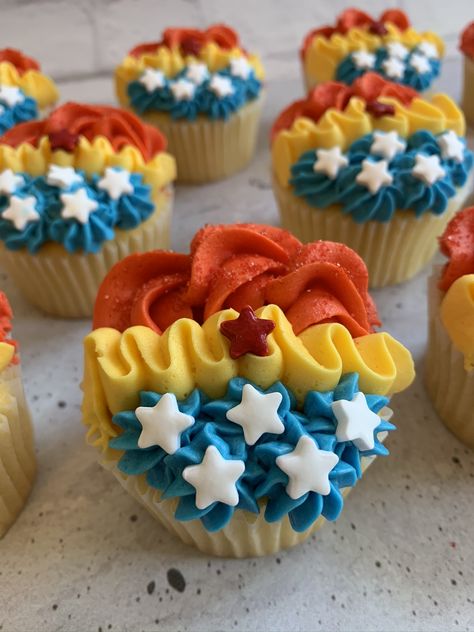 Oneder Woman 1st Birthday Cake, Wonder Woman 1st Birthday Party, Wonder Woman Themed Birthday Party, Wonder Woman Birthday Party Decoration, Wonder Woman Cupcakes, Wonder Woman Party Ideas, Superman Cupcakes, Wonder Woman Diy, Baby Wonder Woman