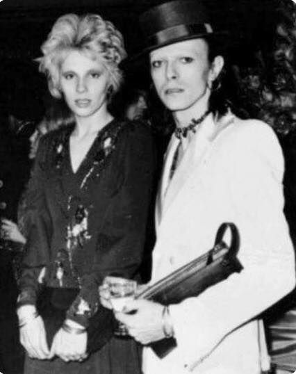 David Bowie & his ex-wife Angie 70's Angie Bowie, Angela Bowie, Bowie Fashion, Ziggy Played Guitar, Bowie Starman, Man Who Fell To Earth, Aladdin Sane, Diamond Dogs, Space Oddity