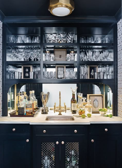 “When partygoers make it into a kitchen, they tend to never leave,” says interior designer Courtney Giles Decker. To route guests elsewhere in her own home, she turned a hallway into a bar, drawing people into a space fully stocked for cocktail hour. Home Wet Bar, Modern Home Bar, Home Bar Design, Bar Inspiration, Built In Bar, Bar Designs, Home Bar Designs, Wet Bars, Bar Room