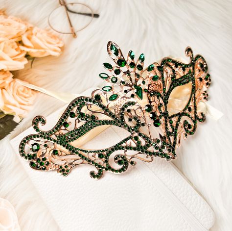 Masquerade Mask Green And Gold, Dark Green Masquerade Mask, Enchanted Masquerade Ball, Enchanted Forest Masquerade, Masquerade Party Outfit Dresses, Masquerade Mask Ideas, Masquerade Quince, Green Masquerade Mask, Masquerade Ball Aesthetic