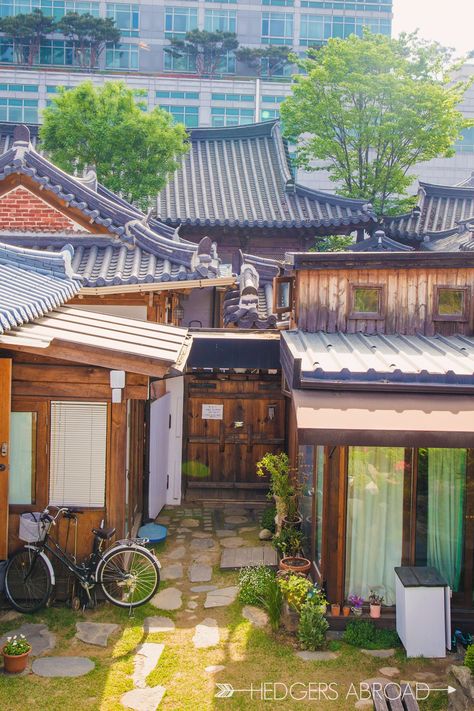 Cellone Terrace // Jeonju Hanok Guesthouse // SOUTH KOREA Bedroom Korean Style, Seoul Apartment, Korean Apartment, Korean Home Decor, Living In Korea, House Design Exterior, Asian Architecture, Dining Room Wall Art, Wall Art Lighting