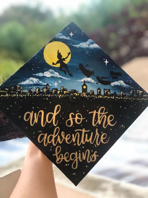 Graduation Hat Ideas High School, Grad Cap Inspo Disney, Graduation Cap Painting Ideas, Grad Cap Ideas Disney, Aesthetic Graduation Cap Designs, Graduation Cap Designs Disney, High School Grad Cap Ideas, Disney Graduation Cap Ideas, Graduation Caps Ideas