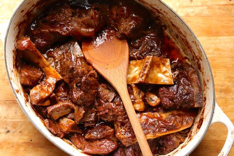 An online magazine for today's home cook, reporting from the front lines of dinner. Beef Neck Bones Recipe, Neck Bones Recipe, Pork Neck Bones Recipe, Beef Soup Bones, Braised Beef Recipes, Spaghetti With Ground Beef, Ground Beef And Potatoes, Neck Bones, How To Cook Beef