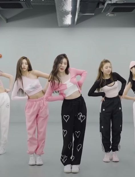 Dance Outfit Inspiration, Pink Dance Practice Outfit, Korean Dance Outfit, Dance Audition Outfit, Kpop Dance Practice Outfits, Sporty Fits, Audition Outfit, Dance Fits, Jogging Outfit