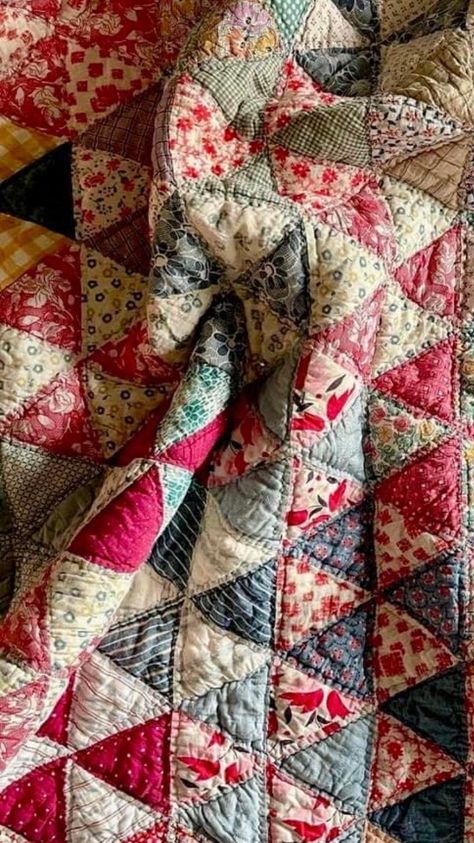 Pictorial Quilts, Old Fashion Quilts, New Quilt Ideas, Moody Quilt, Old Fashioned Quilt Patterns, Decorating With Quilts, Cool Quilts, Beginner Quilt, Historical Quilts